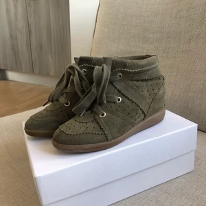 ISABEL MARANT Bobby sneakers / skor - Säljer mina Isabel Marant Bobby suede wedge sneakers 🤍 Storlek 37, färgen Taupe, lite kallare färg än vad som visas på bilderna. Använda fåtal gånger så nästan som nya! Kommer med tillhörande box. Nypris 4999. Priset kan diskuteras vid snabb affär!!