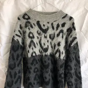 Grå leopardmönstrad tröja från mango storlek S. 