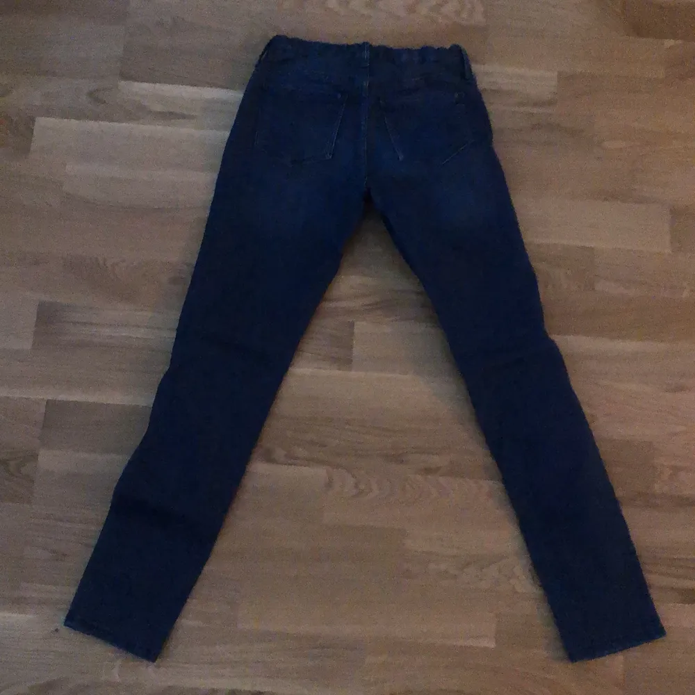 En par mjuka jeans som är från H&M. Den är från 10-11 år (146).. Jeans & Byxor.