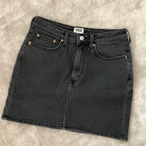 Svart jeans pennkjol Weekday nysskick - Svart pennkjol kjol i jeans med lite stretch, superfina att ha högmidjade men går att dra ned den för att få lowrise men då blir den alltså längre. Den är från Weekday i storlek 36. Vid frågor är det bara att skriva! 💖