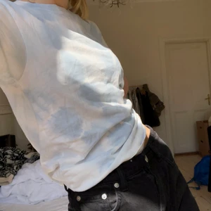 Weekday Tshirt S - Weekday tshirt köpt sommaren 2020, supersöt! Storlek xs men passar xs-m skulle jag säga. kommer tyvärr ej till användning, bara skriva om du har några frågor! ❤️
