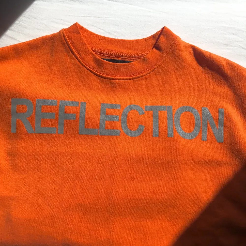 Orange Stay Sweatshirt med reflex logga, mjukt material på insidan, använd ett par gånger, bra skick, några väldigt små spricker i reflex trycket Pga tvätt men det är inget man lägger märke till, oversized  Storlek XS. Tröjor & Koftor.