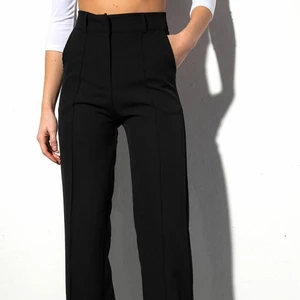 Kostymbyxor - Svarta kostymbyxor från Madlady i strl XL. Även dessa är helt oanvända och kostar nypris 499. Svåra att ta bild på men ser ut precis som dom på bilden förutom sömmen fram på benen. Säljes pågrund av att dom inte används. Köparen står för frakten ✨