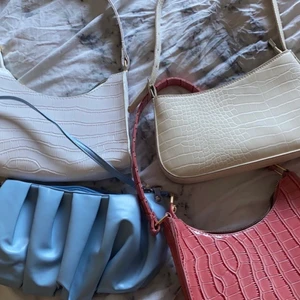 Axelväskor - ALLA SÅLDA <3 Har samlat på mig lite väl många väskor på senaste och säljer nu dessa för att de inte kommer till användning lika mycket. Alla superfina nu till sommaren och kan göra en outfit hel. Krämvit och blå räfflad väska 80kr/styck och den vita och rosa väskan 50kr/styck (Frakt tillkommer utöver priset). Vid fler intresserade kör vi en kort budgivning. 