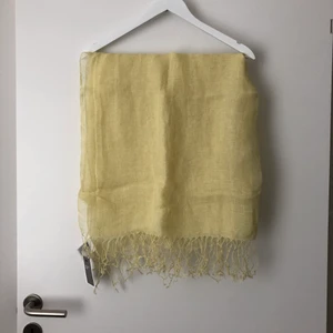 Ljusgul halsduk 100 % linnetyg lapp kvar - Helt oanvänd ljusgul halsduk i 100 % linne