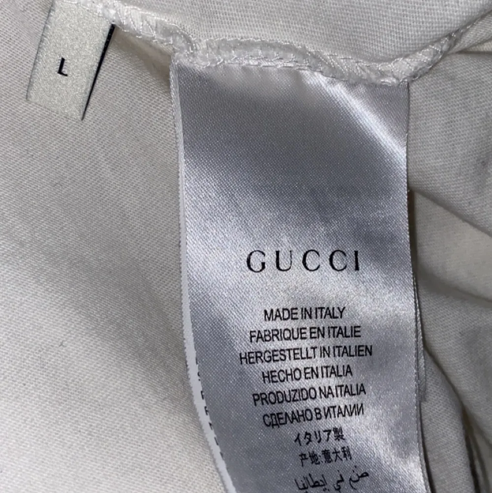En Gucci ”Guccify yourself” tee, storlek på denna är L men sitter även som en fin oversize på någon som vanligtvis bär M. Super skönt material och är perfekt inför sommaren.                                                                         👉🏼Priset går att diskutera vid snabb affär!🤍. T-shirts.