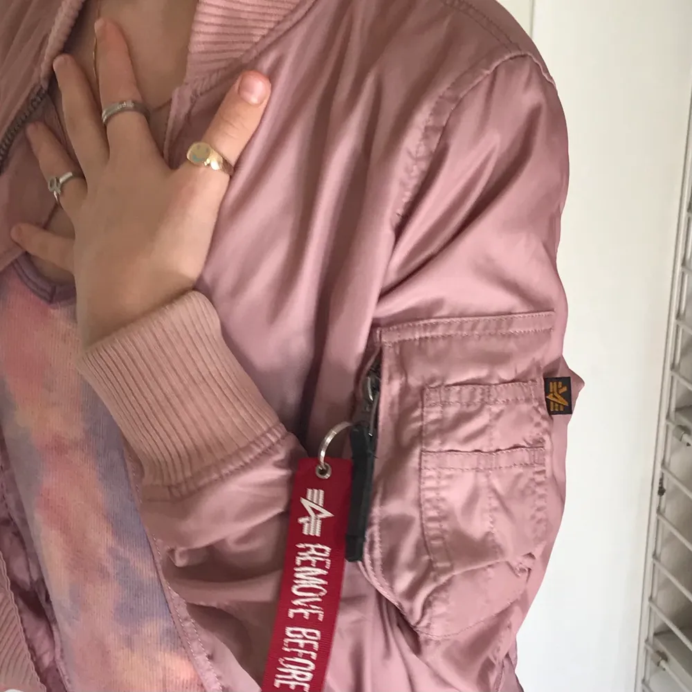 Rosa jacka från Alpha Industries som är perfekt till varmare väder 💗 Köpt ny för 1500 och är använd men i jättefint skick. Köparen står för frakten och är flera intresserade blir det budgivning!. Jackor.