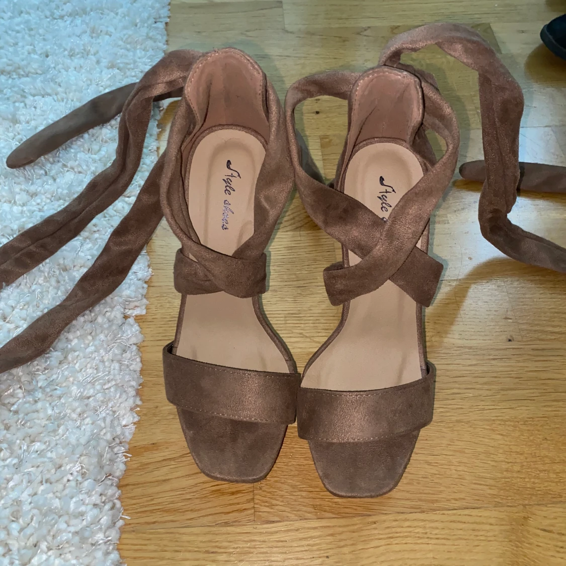 Högklackade samet bruna skor - 90