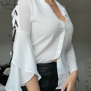 Vit skjorta storlek S - Det är storlek S på denna, jag bär vanligtvis M så den passar på M oxå, den är tunn, har fina detaljer på ärmarna. 