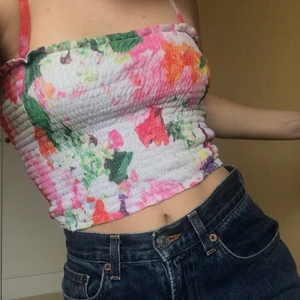 Crop top  - Crop top med blommigt mönster 🦋 Inte säker på storlek men tror den är small. Hör av er vid funderingar! Obs skriv till mig innan ni klickar på köp nu 🫶
