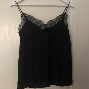 Spetslinne - Säljer detta supersöta svarta linne med spets från HM. Sitter superfint och kommer vara perfekt till i sommar. Sista bilden är lånad från HMs hemsida där man kan se passformen! Använd kanske en gång men säljer nu på grund av att den är för liten! Kan frakta eller mötas, helst i Sundbyberg/Solna alternativt Odenplan! Köööööp🌟🥰💞🤩☀️💋