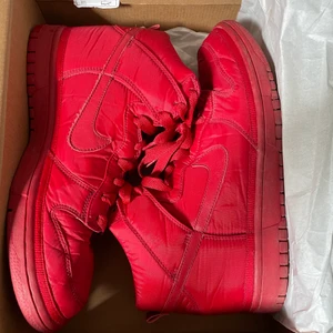 Nike dunk high vandal premium varsity red - Säljer dessa dunks för att de tyvärr var för små för mig. Cond:9/10 använda fåtal gånger, skriv vid frågor eller intresse!💯