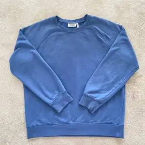 Blå tröja från weekday cond: 8/10 size: s bin: 250kr