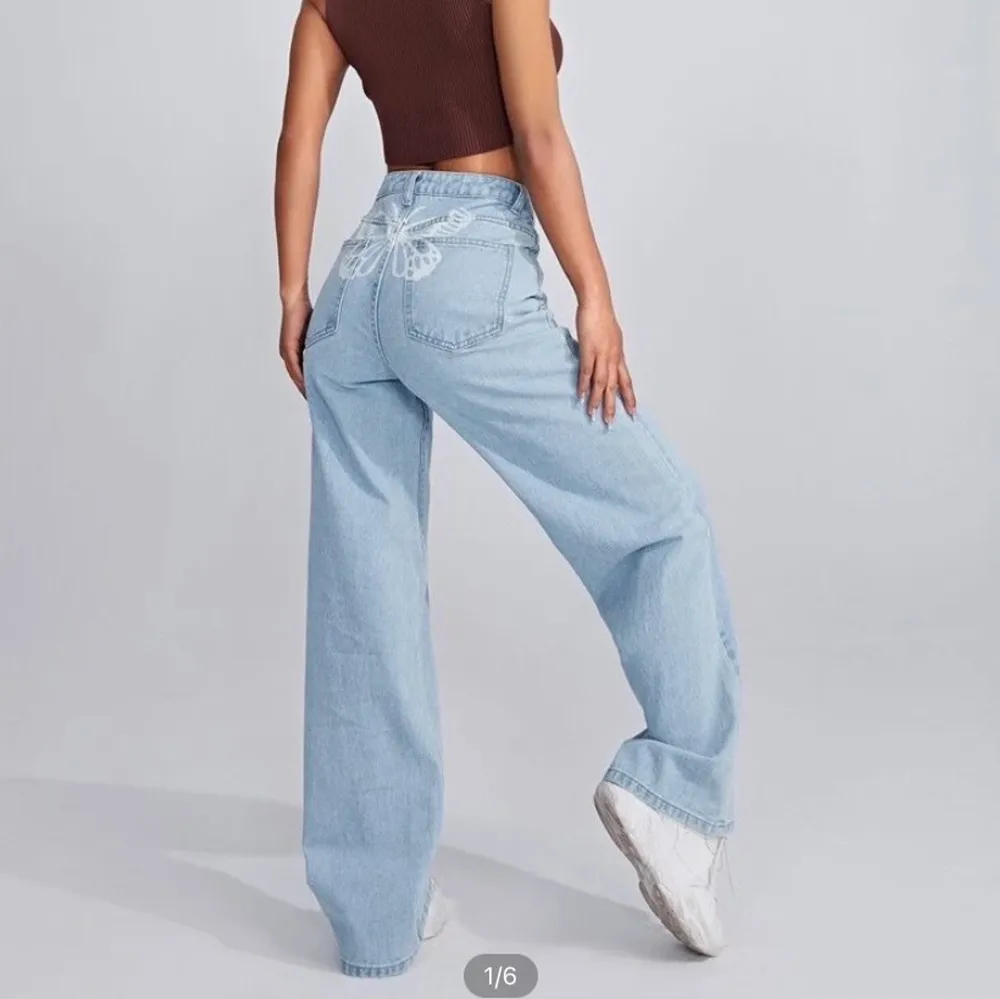 Säljer dessa jeans då jag råkar ha två par! Väldigt fina nu till sommaren 🥰. Jeans & Byxor.