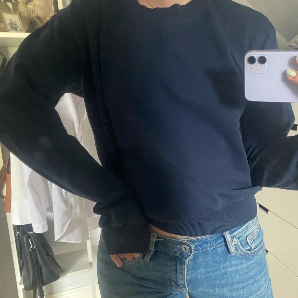 Säljer en superfin marinblå sweatshirt som är i den perfekta modellen. (spegeln är smutsig därav att tröjan ser ut att ha fläckar). 150kr inklusive frakt💕💕😁. Toppar.