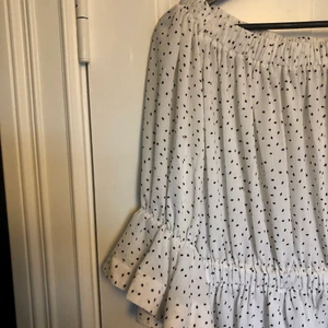 Prickig Klänning NA-KD - Supersöt prickig klänning, köpt på NAKD i storlek medium. Resår i midjan och trekvartsärmar med volang. Söt till sommaren! Knappt använd så i fint skick. Köparen står för frakt. 