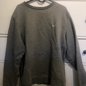 Grå Nike Tröja - Grå Nike tröja, bra skick, passar storlek M och L men på lappen står det XL 