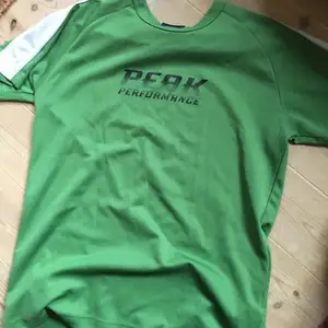 Knappt använd, grön T-shirt från peak performance, fett snygg tycker jag den är, passade dock inte storleksvist på mig. Köpte för 400kr