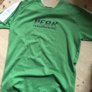 Tränigs T-shirt från Peak Performance  - Knappt använd, grön T-shirt från peak performance, fett snygg tycker jag den är, passade dock inte storleksvist på mig. Köpte för 400kr