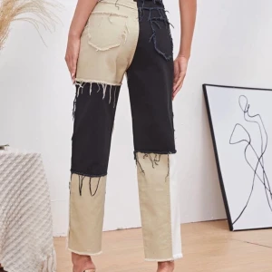 Skygga trendiga raka jeans ⬛️⬜️🟫 - Säljer dessa sjukt häftiga jeans som var väldigt bekväma men tyvärr för små på mig 💔 Ser precis ut som på bilden 🌙 