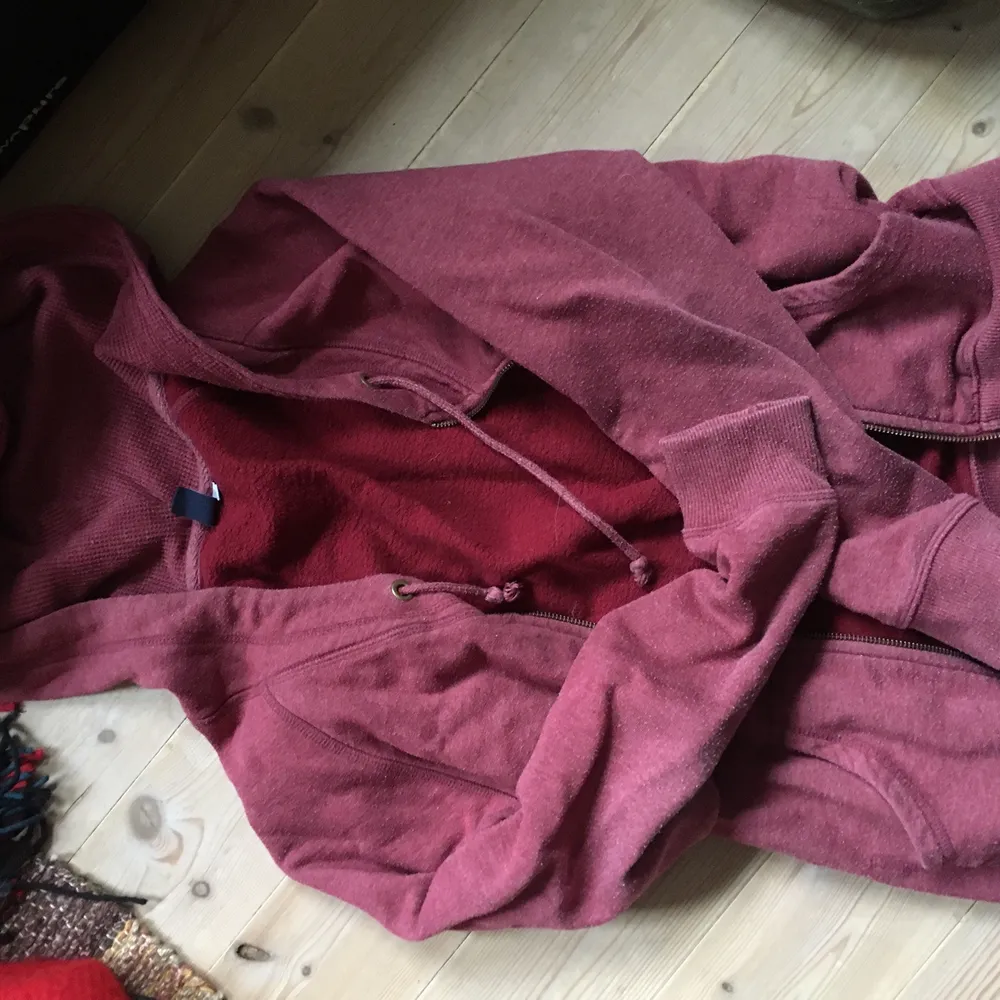 En vinröd huvtröja i storlek S, passar medium också, fett snygg och chill att ha på en tisha, använd till nån vecka så hyfsat ny. Hoodies.