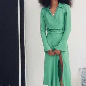 Så fint sett  - Säljer detta fina sätt från zara som jag köpte nu till sommaren, känner dock att de inte kommer att bli använt så säljer de vidare! Lapparna är kvar på både kjolen och toppen. Nypris: 600kr