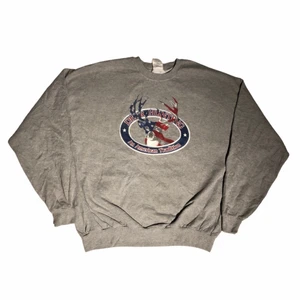Deer Hunter - vintage sweatshirt  - Cool sweatshirt med ett tryck som vi tror kommer från filmen deer hunter. Den är grå och är perfekt att ha som oversized. Köpt i usa på en trifthstore!