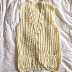 Vintage  - En underbar vanilj vit väst med underbara fickor och super coolt stickat!! Tycker den ör så himla söt men kommer ej till användning:( 