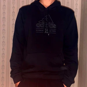Adidas Hoodie - Helt vanligt svart adidas hoodie som jag hittade i garderoben, knappt använd passar perfekt med ett par vanliga jeans