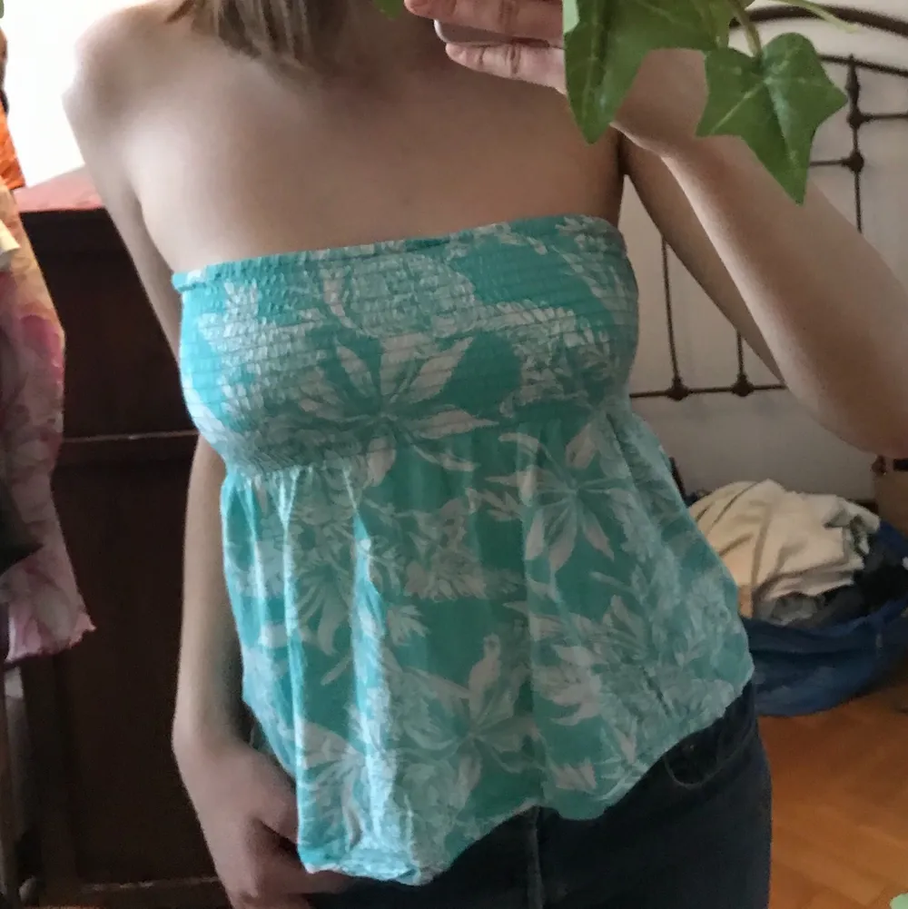 As söt ljusblå bandeau Hawaii topp med blommigt mönster💕 skulle även funka som kjol :) möts helst i Stockholm men kan även frakta <3. Blusar.