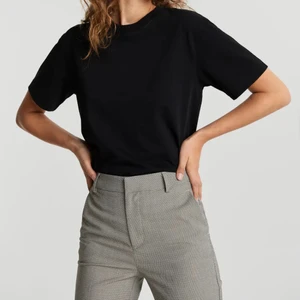 svart t-shirt - <3 buda