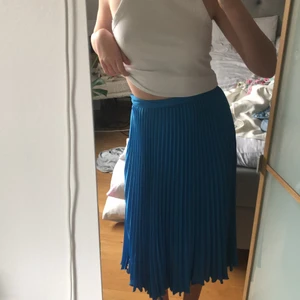 Plisserad kjol - Väldigt fin blå kjol, som ny! Plisserad, tunt material perfekt till sommaren helt enkelt👌🏼👌🏼