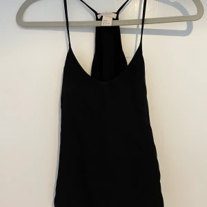 Svart tunt linne med spagettiband - Fint tunt svart linne med tunna band