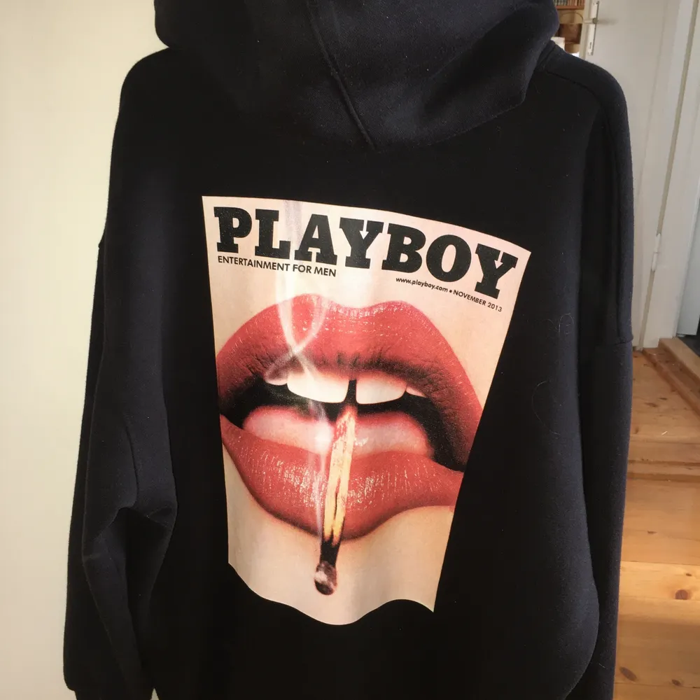 en oversize playboy hoodie från missguided som är använd några gånger men inte många. Den används inte längre så därför säljer jag. Köpte den för 599 från missguided. Köparen står för frakten🤍. Hoodies.