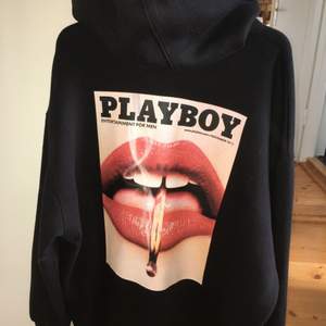 en oversize playboy hoodie från missguided som är använd några gånger men inte många. Den används inte längre så därför säljer jag. Köpte den för 599 från missguided. Köparen står för frakten🤍
