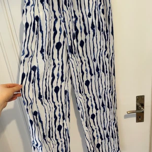 Tunna vida mönstade byxor  - Sparsamt använda tunna svala byxor i fint skick