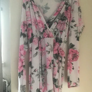 Blommig Jumpsuit  - En fin blommig jumpsuit i storlek 38✨☀️ Passar perfekt nu när det börjar bli varmare. Frakt tillkommer på 36kronor. 