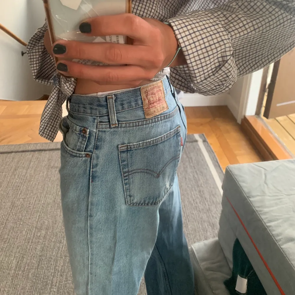 Vintage Levis jeans 501 passar perfekt till nån runt 170-178 ish och skulle säga att midjan passar någon som har 30-32 ish. 150kr . Jeans & Byxor.