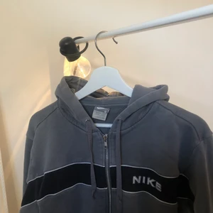 Nike - Köpt på secondhand från Nike💚 Den har en liten brunaktig fläck vid Nike-loggan som knappt syns🥰 