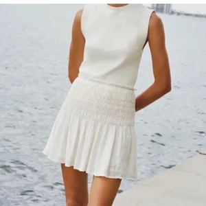 Vit kjol - Säljer den här helt oanvända kjol från zara. Den är i storlek XS men skulle säga att den är mer som en S. Högsta bud: 240+frakt💕💕köparen står för frakt