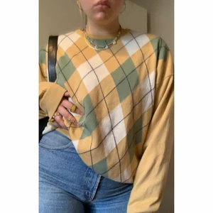 Gul rutig tjocktröja - Denna är cool! Den har ett blankt innerfoder som känns som innanpå en jacka. Använt denna i skidbacken eftersom den är helt vindtät!💫🥶 Snyggaste färgerna😳 Strl. XL eller som oversize på mindre storlekar⭐️