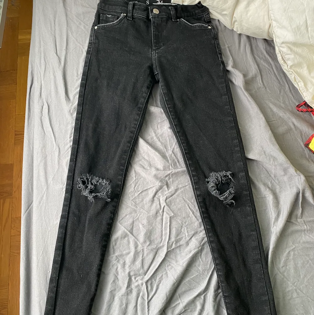 Svarta jeans från bikbok storlek s. Aldrig använda . Jeans & Byxor.