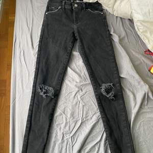 Svarta jeans från bikbok storlek s. Aldrig använda 