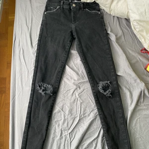 Jeans bikbok  - Svarta jeans från bikbok storlek s. Aldrig använda 
