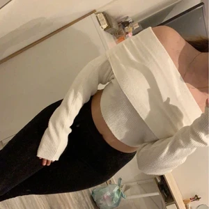 stickad tröja - jätte skön stickad off-shoulder tröja från nakd 💕