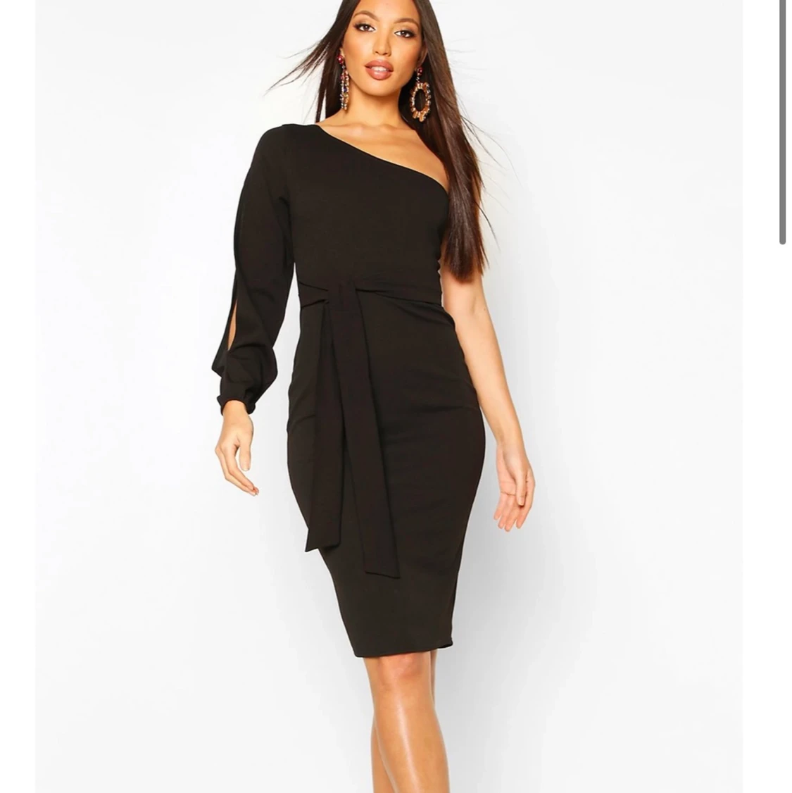 midiklänning med slitsad ärm och knytband