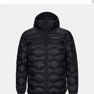 Peak performance jacka herr  - Säljer en peak performance jacka storlek medium herr den är i bra skick bara använts 1 säsong den är varm och tål både kyla och blåst. Den funkar även som mellan lager om man vill( ny pris 2700) pris kan även diskuteras och kan även frakta den.