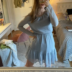 Klänning - Säljer denna supersöta klänningen ifrån hm. Köpte den förra året men har inte använt den alls mycket så den är i väldigt bra skick! Skriv om du har några frågor!❤️