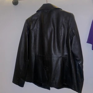 Vintage Skinnjacka - Säljer min vintage skinnjacka! Oversized då den är större i storleken passar en S/M