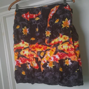 90s kjol - Fin omlottkjol från 90talet med batiklikt mönster och koifiskar🌻